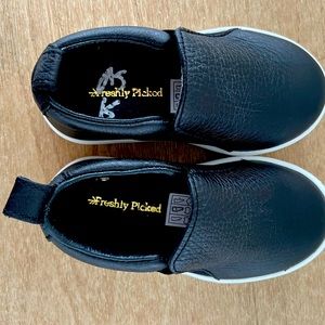 Freshly picked black slip on shoes 6T